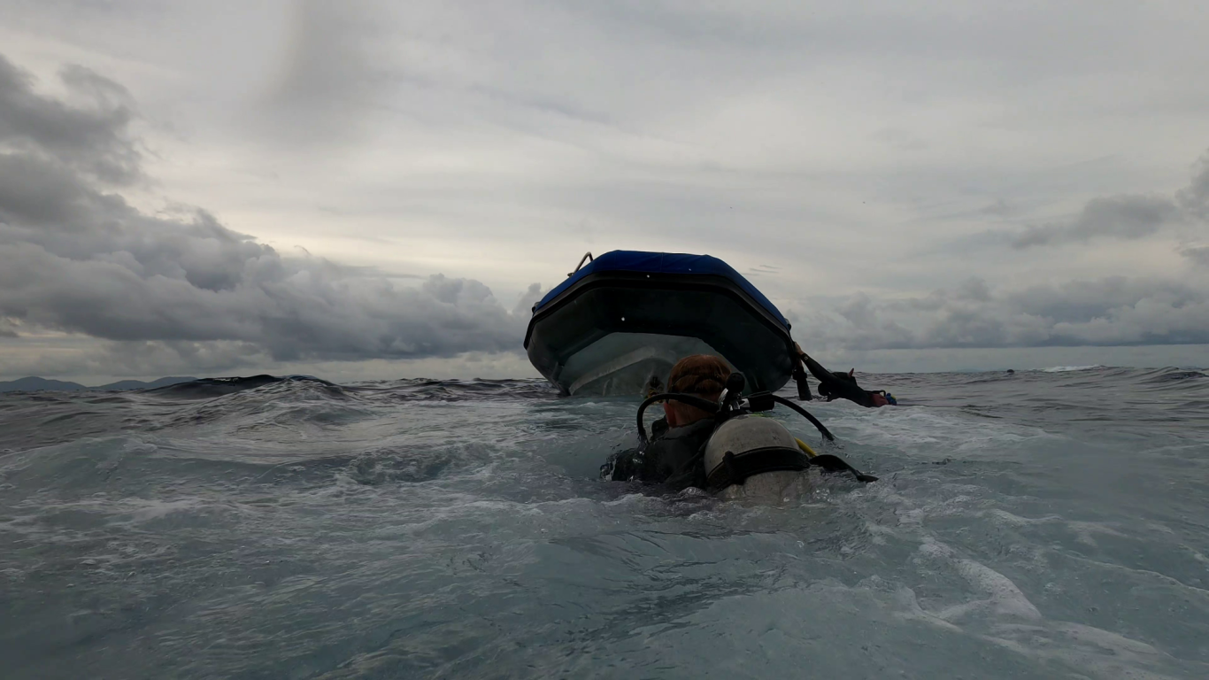 Am Seil & Schlauchboot im Rückwärtsgang