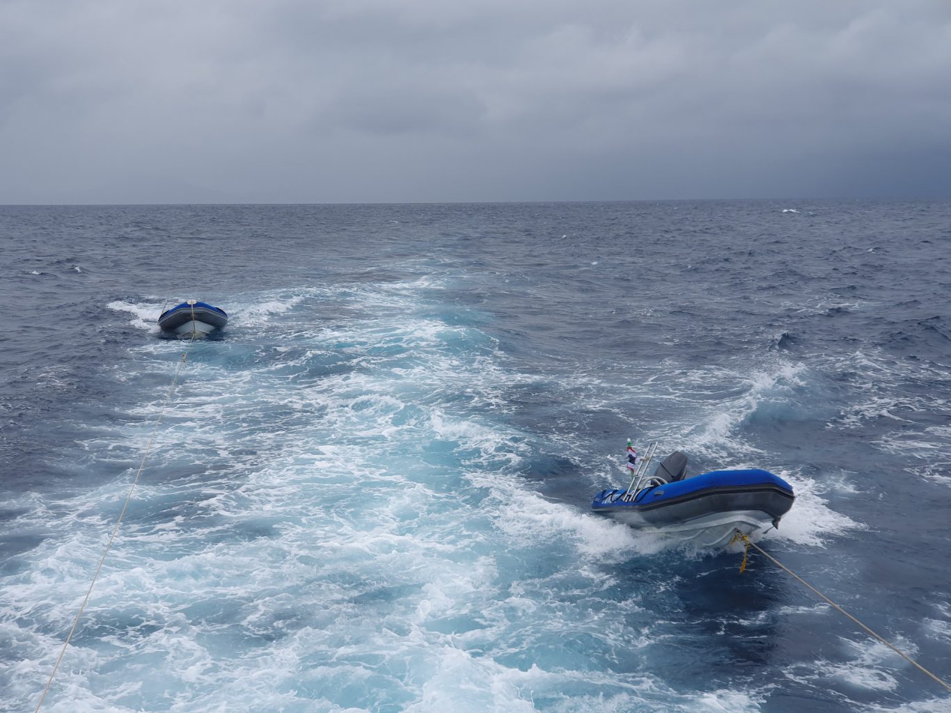 Dinghy (= kleines Beiboot) Dinghy (= kleines Beiboot)