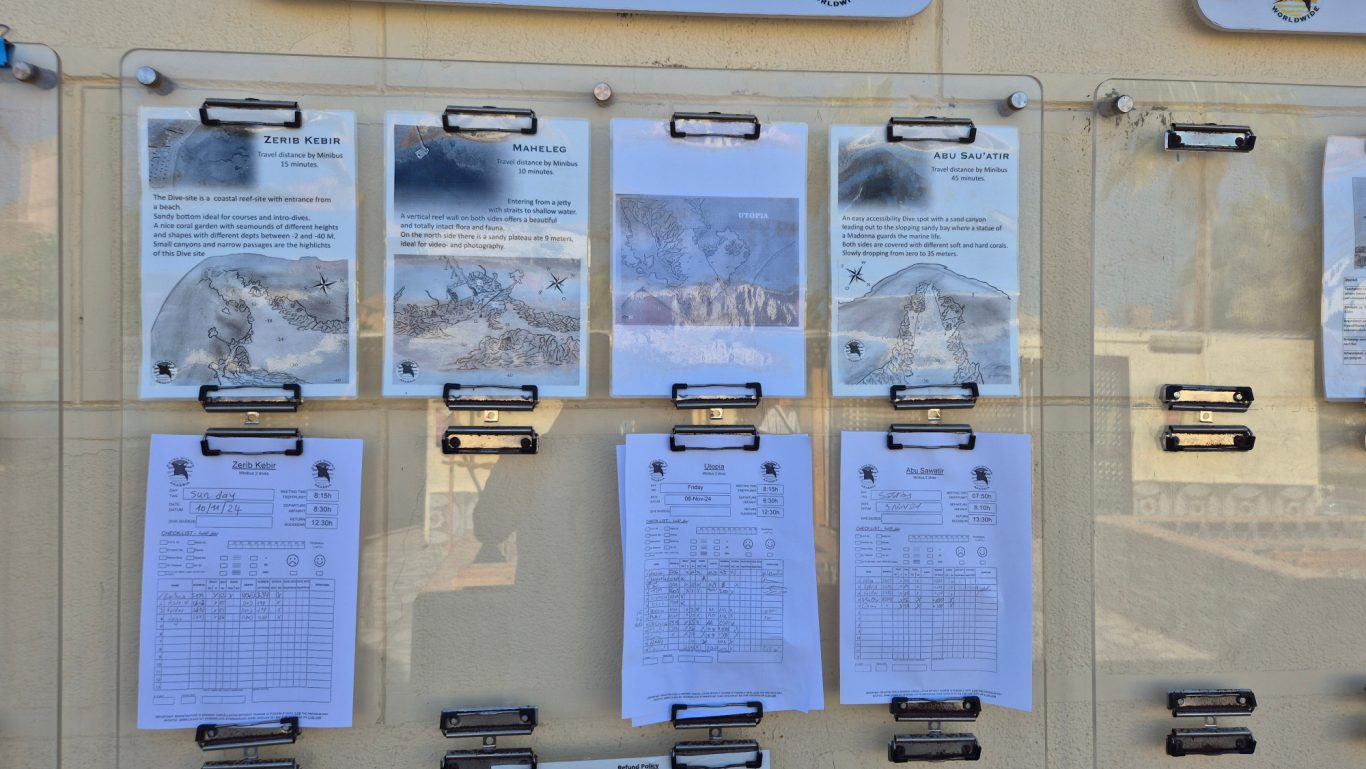 Aushang mit Tauchausflügen